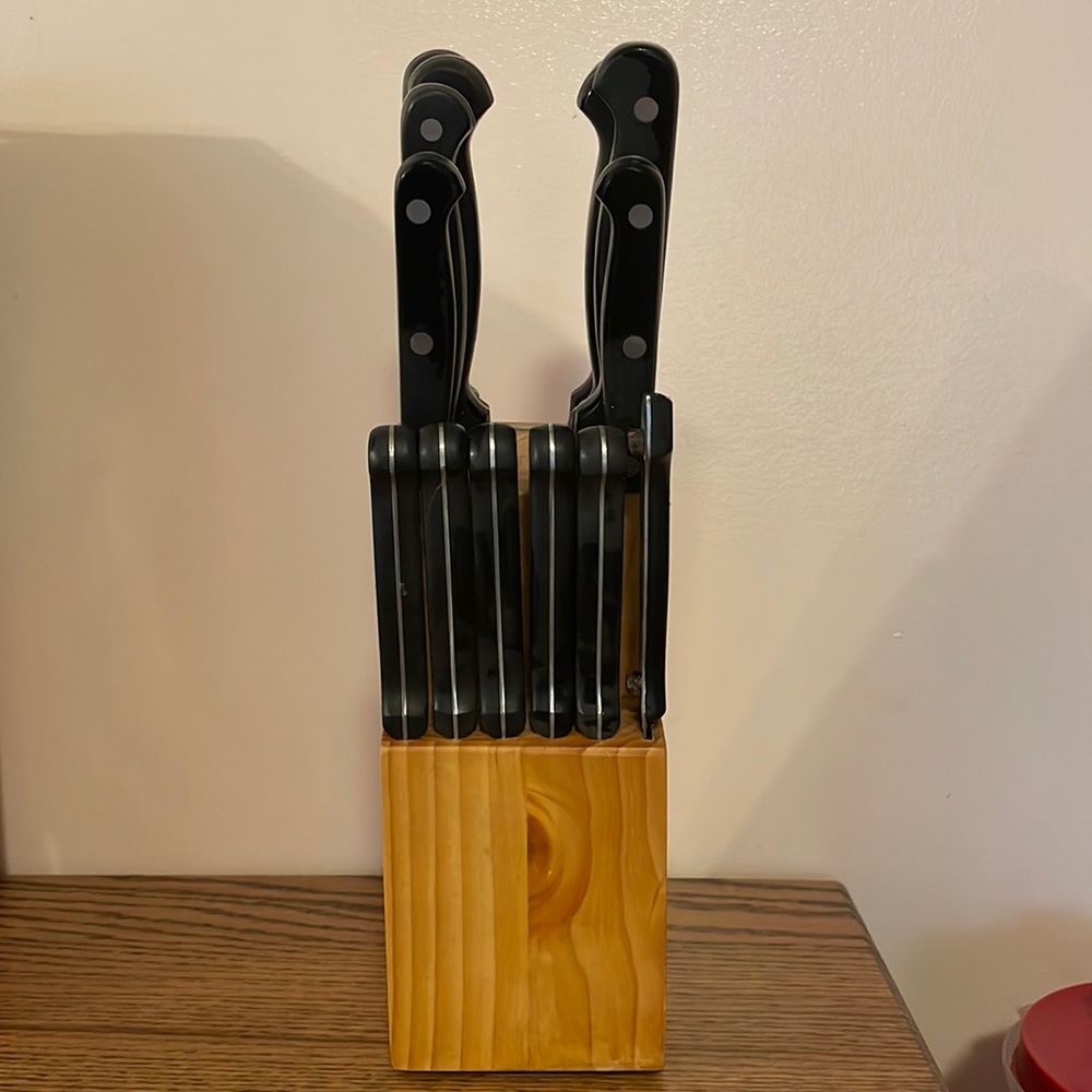 Stainless steel knife block One knife‎ Broken pic attached. 14 knives with block